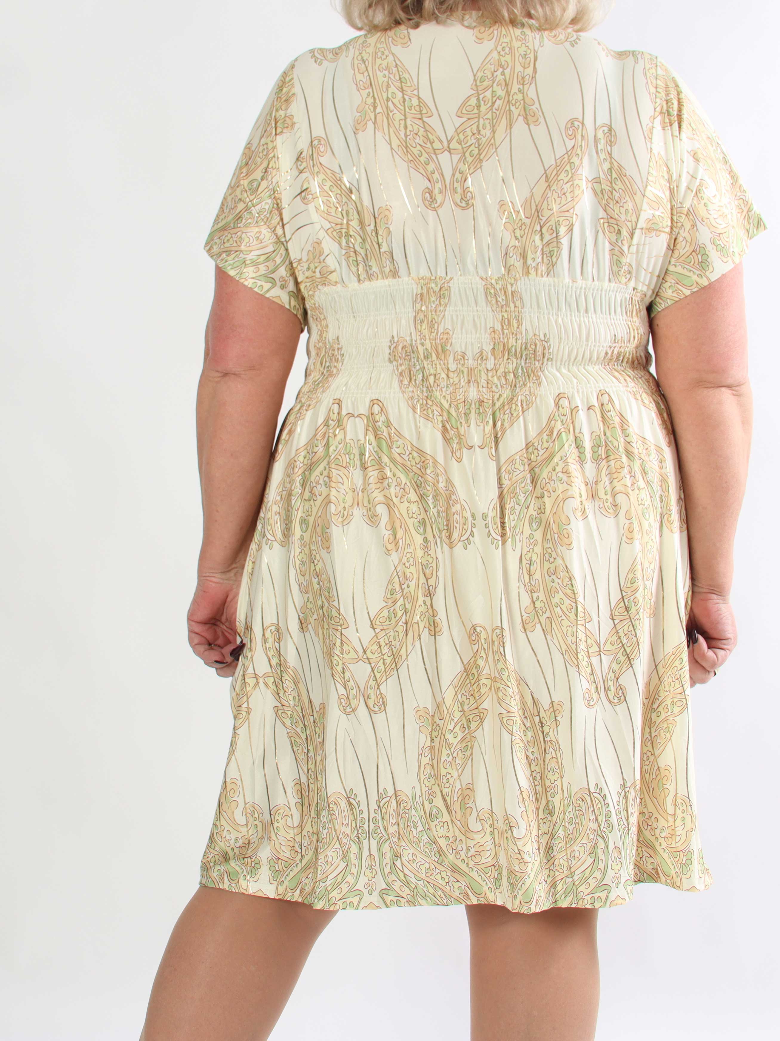 Pams Decor Short - Plus size kjole med fine mønstre og gyldne strejf